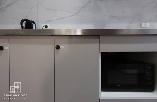 Brunswick East Hotel | 204 Stylish Twin BR w/Fast WiFi - 18 mins tram to CBD