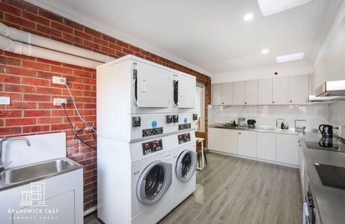 Brunswick East Hotel | 205 Modern King Room w/Private Ensuite Fast WiFi 18 mins tram to CBD