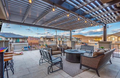 Hurricane House | 2065 Zion Village XBOX, TWO LIVING ROOMS, LAZY RIVER, SLEEPS 19, X-Box