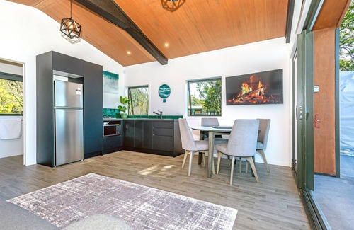 Patutahi Cabin | 208 Lake Road