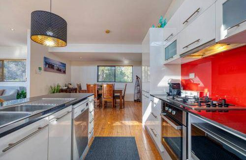 Dicky Beach House | 220 m² House ∙ 3 bedrooms ∙ 8 guests