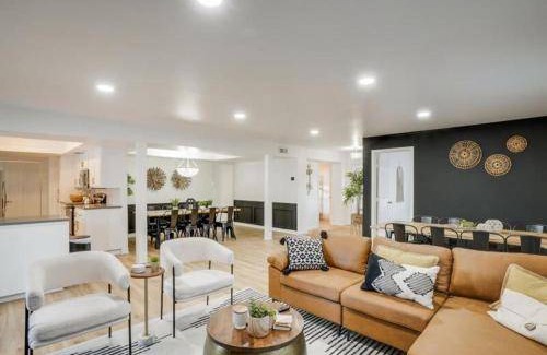 Northwest Dallas House | 223 m² House ∙ 6 bedrooms ∙ 20 guests