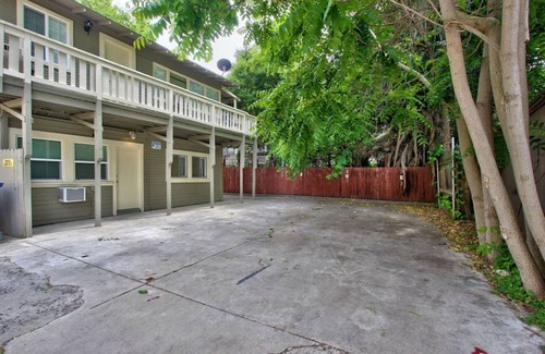 Midtown Sacramento Apartment | 23-3 · Historic Charm with parking in center of Midtown!