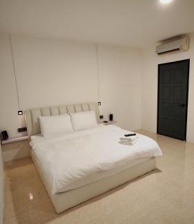 Central Seberang Perai House | 23 Inn Kingbed Room with Balcony