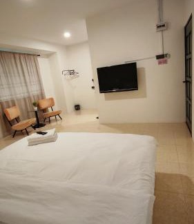 Central Seberang Perai House | 23 Inn Kingbed Room with Balcony