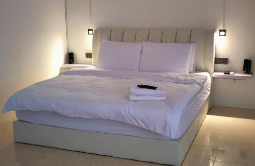 Central Seberang Perai House | 23 Inn Kingbed Room with Balcony