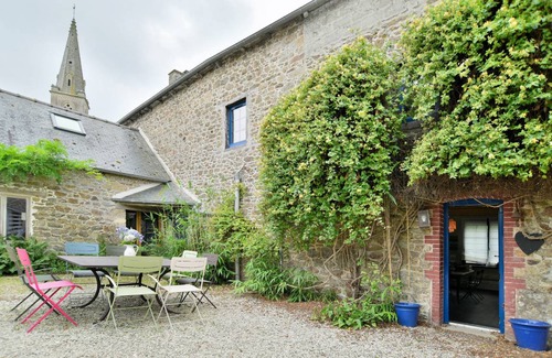 Saint-Lormel House | 240 m² House ∙ 6 bedrooms ∙ 11 guests