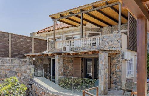 Plaka Villa | 240 m² Villa ∙ 5 bedrooms ∙ 10 guests