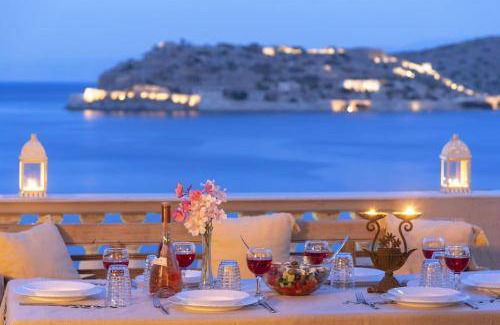Plaka Villa | 240 m² Villa ∙ 5 bedrooms ∙ 10 guests