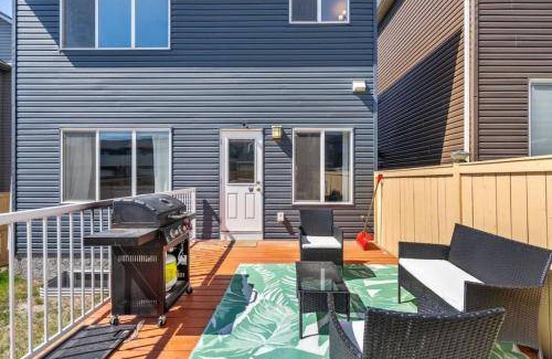 Northwest Calgary House | 245 m² House ∙ 5 bedrooms ∙ 16 guests