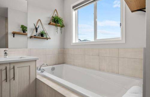 Northwest Calgary House | 245 m² House ∙ 5 bedrooms ∙ 16 guests