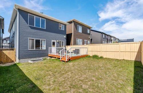 Northwest Calgary House | 245 m² House ∙ 5 bedrooms ∙ 16 guests