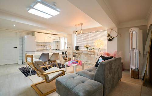 Chunghyeon-dong Apartment | 25 m² Apartment ∙ 3 bedrooms ∙ 6 guests