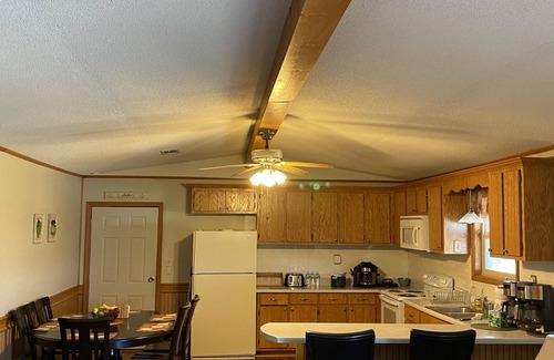 Henderson House | .25 miles from lake with public boat launch, Henderson ramp 12 min drive