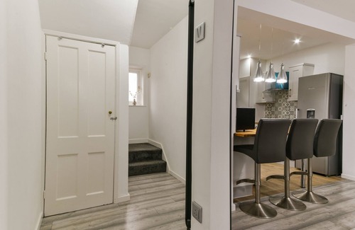 Downham House | 25 Minutes to London City Centre! Family-sized 2 Bed House!
