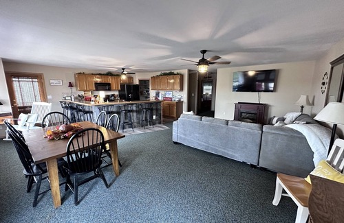 Marion House | 25% off 2+ ni rate in July! Ask host! Lovely lake view. Clean.Weekend get-away!