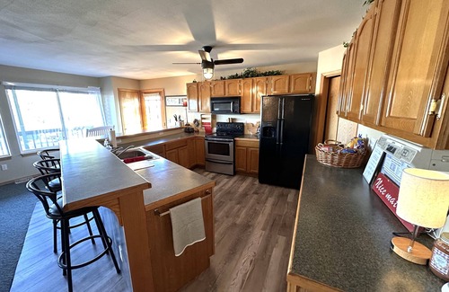 Marion House | 25% off 2+ ni rate in July! Ask host! Lovely lake view. Clean.Weekend get-away!