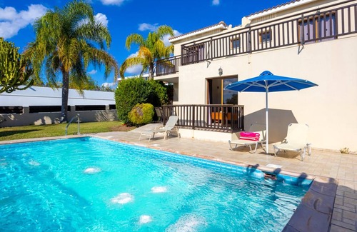 Peyia Town Villa | 250 m² Villa ∙ 4 bedrooms ∙ 8 guests