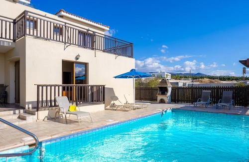 Peyia Town Villa | 250 m² Villa ∙ 4 bedrooms ∙ 8 guests