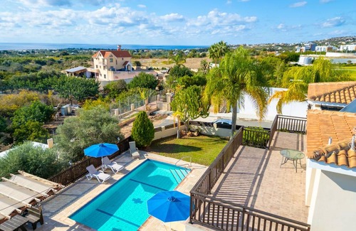 Peyia Town Villa | 250 m² Villa ∙ 4 bedrooms ∙ 8 guests