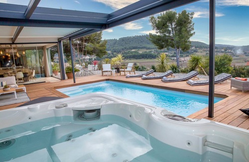 La Cadiere-d'Azur Villa | 250m2 villa with 4 bedrooms, panoramic sea and vineyard view, with football pitch