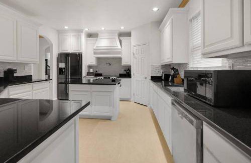 Dallas House | 254 m² House ∙ 4 bedrooms ∙ 19 guests