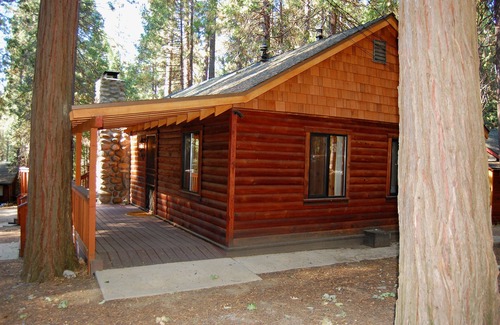 North Wawona Cabin | (26) Deer Den at The Redwoods In Yosemite