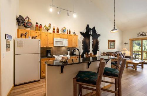 Mountain House Cabin | 2674 Tenderfoot Lodge Condo