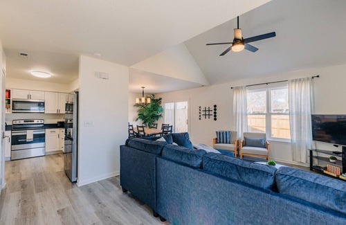 Lawrence House | 2729 Grand Cir · Lawrence Layup - Cozy King Suite, Games, Iowa St