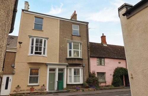 Seaton Cottage | 28 FORE STREET, pet friendly, with a garden in Seaton, Devon