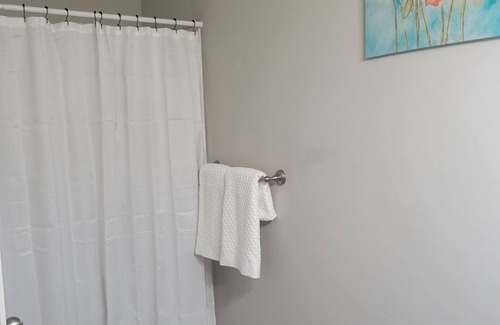Bel Aire House | 29-day min stays- Pet-friendly home, In-unit laundry, and reliable WiFi.