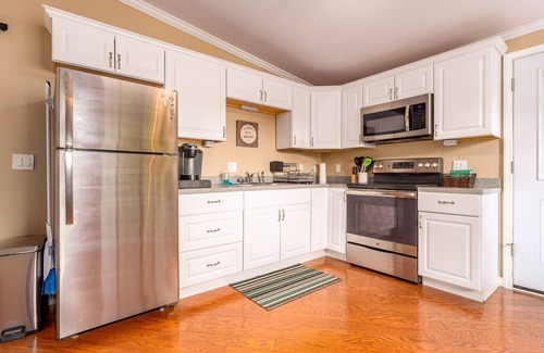 Valdez Cottage | 2B/2B Guest Cottage with outdoor hot tub. 2 miles from city center.