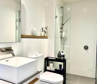 West Melbourne Apartment | 2B1B Cozy near Train Station + Free Parking!
