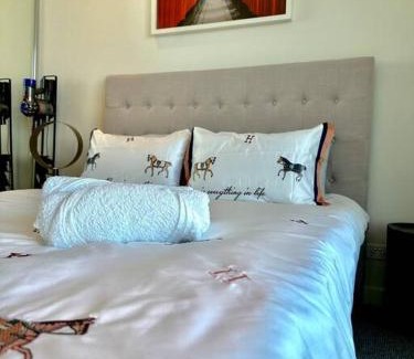 West Melbourne Apartment | 2B1B Cozy near Train Station + Free Parking!