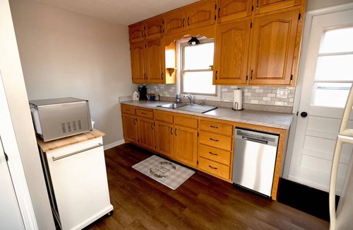 Jefferson City House | 2BD, 1BA Home. 5-10 Minutes to ANYWHERE in JCMO!