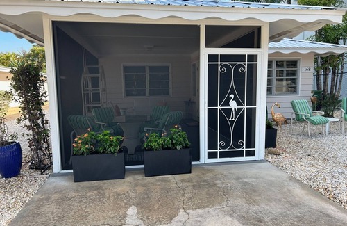 Sarasota Cottage | 2Bd+2 Ba beach cottage w/private front/back yard, screened porch, firepit, grill