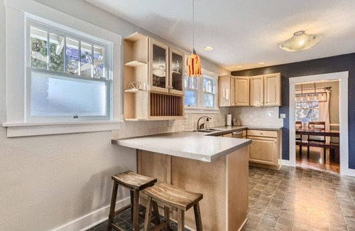 West Highland House | 2bd 2ba Highlands Bungalow I Fire pit I Backyard