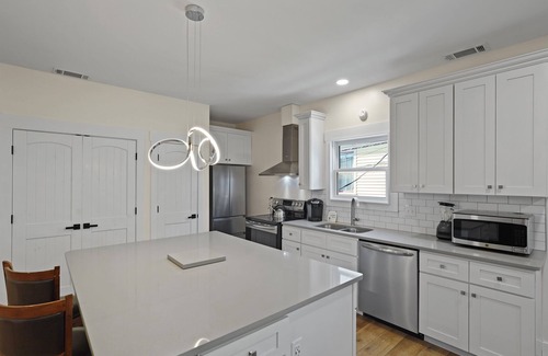 Savannah Victorian District House | 2bd/2ba Townhome * Renovated * 30+ day stay