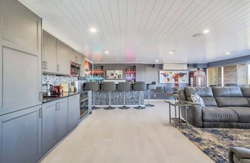 Southeast Colorado Springs Condo | 2BD Luxury Condo, Cocktail Lounge, Beautiful Views