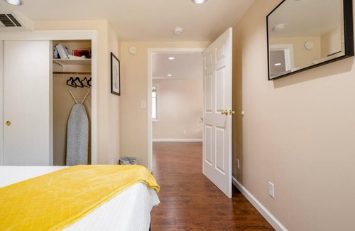 North Oak Park House | *2bdr Victorian Home away from Home - *Central Loc