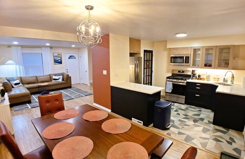 Gurnee House | 2bed/1bath TH - 7min Six Flags, 14min Navy Base