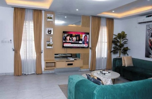Ajah House | 2bed/24/7-power/wi-fi/Sec/close2Charterhouseschool