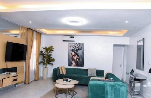 Ajah House | 2bed/24/7-power/wi-fi/Sec/close2Charterhouseschool