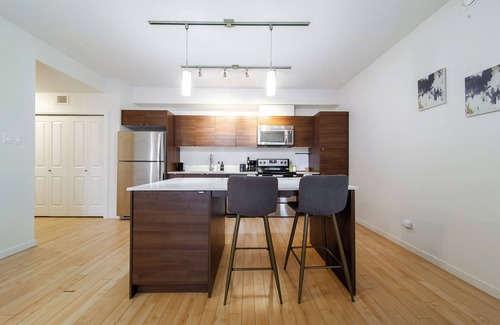 Northeast Edmonton Apartment | 2bed Green High Rise Luxury Condo | Eaux Claire