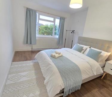 Wimbledon Apartment | 2bedroom sleeps 5 Raynes Park London 30min to Central London Family Friendly