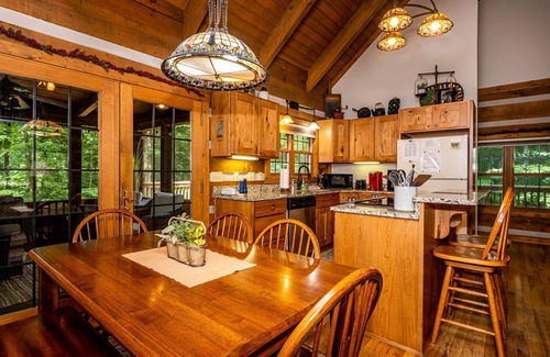Gnaw Bone Cabin | 2BR, 2.5BA log cabin