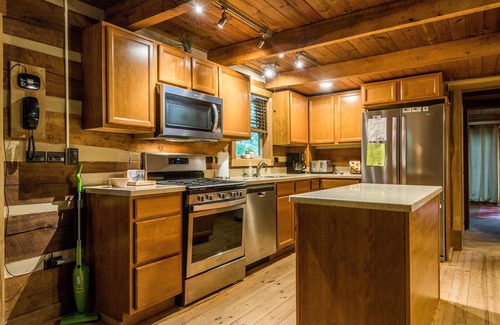 Gnaw Bone Cabin | 2BR, 2 BA Log Cabin
