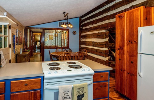 Helmsburg Cabin | 2BR+, 2 BA