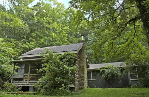 Helmsburg Cabin | 2BR+, 2 BA