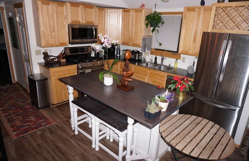 Huron Heights House | 2br 2ba house right on french creek w private hot tub.fully fenced in yard
